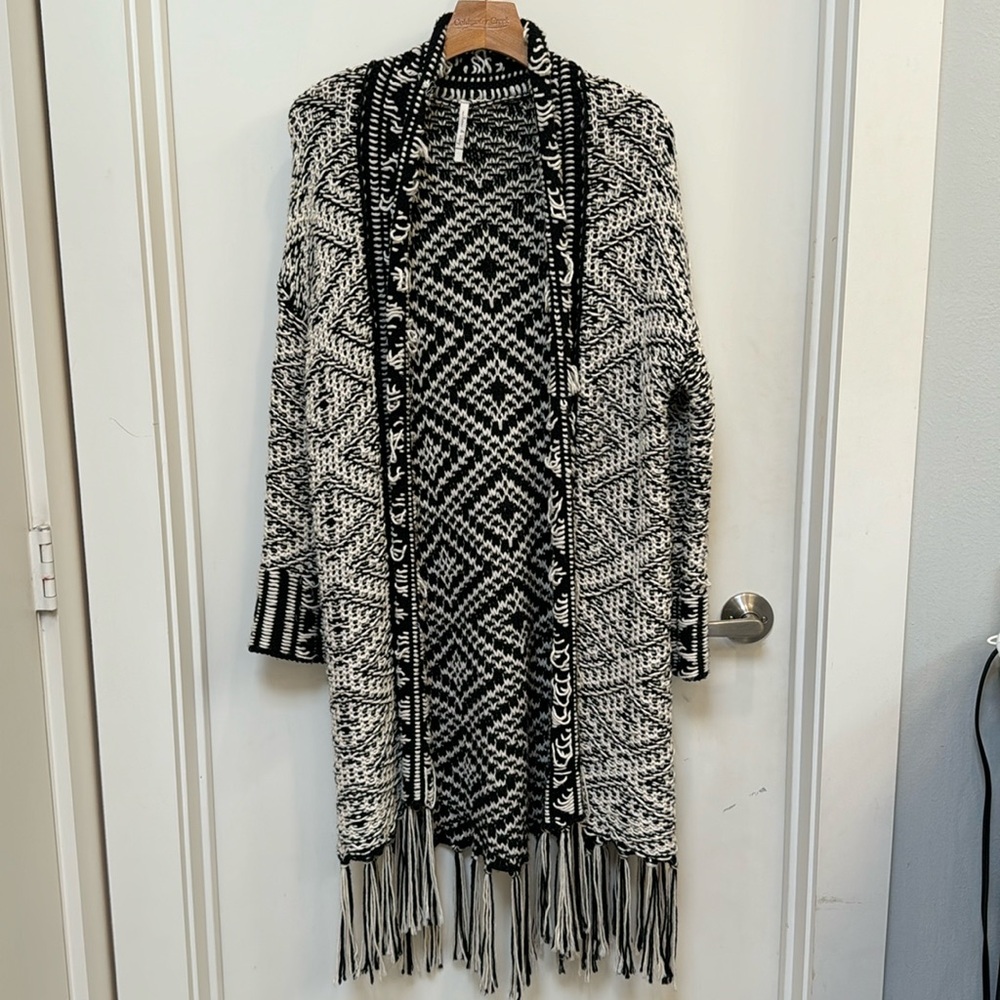 Ladies sweater. Oversized black and ivory.